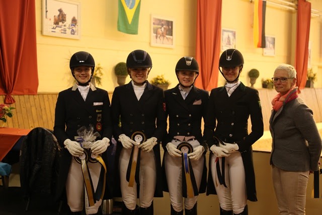 Siegerehrung der Finalprüfung für Junioren und Junge Reiter: v.l. Jessica Krieg, Theresa Vosskötter, Julia Funke, Hannah von Wallwitz und Richterin Cornelia Hinsch. © ADC