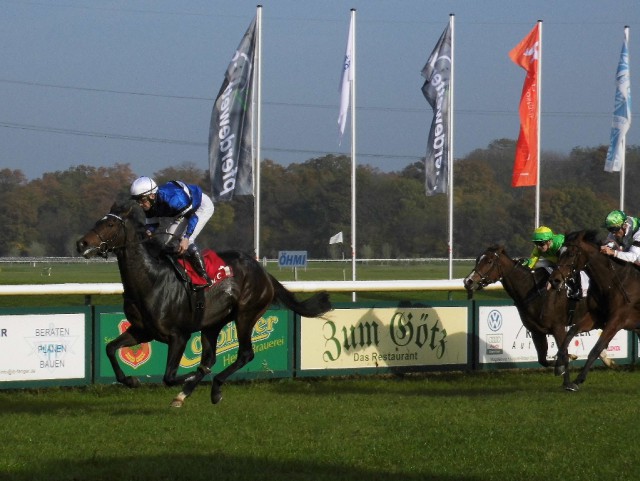 Andiamo gewinnt unter Jozef Bojko vor Honey Pie unter Steffen Hellyn (ganz rechts) und Seradora unter Filip Minarik (Mitte) das 4. Rennen. © NNN