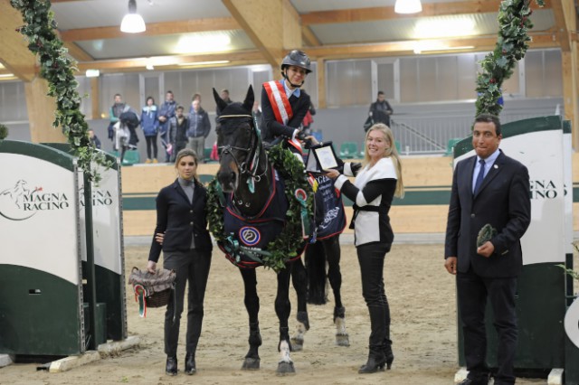 von rechts: Richter Hussam Zumith, Geschäftsführerin Ulla Weigerstorfer und Julia Stolba gratulierten der strahlenden Siegerin Kim Bril (NED) bei der Siegerehrung. © horsesportsphoto.eu