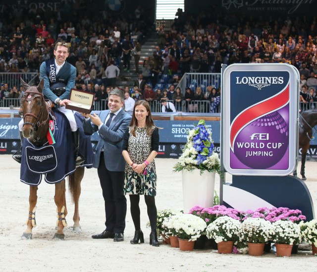 Juan Carlos Capelli (Longines Vize-Präsident und Head of International Marketing) sowie Elisa Gasparini (Brand Manager Longines Italy) mit dem Sieger Simon Delestre (FRA) auf Hermes Ryan. © FEI / Stefano Secchi