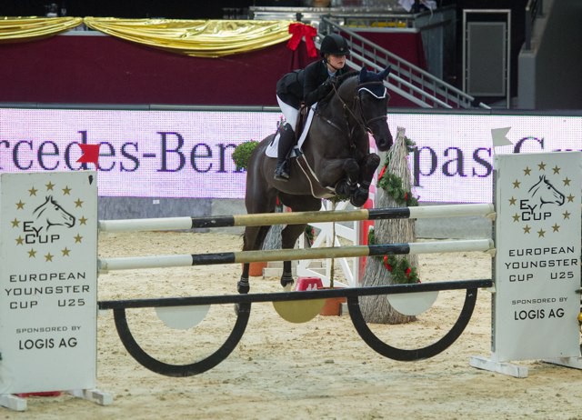 Jennifer Gates macht sich in der internationalen Reiterszene einen Namen und war letztes Jahr erfolgreich beim EY Cup Finale im Rahmen der Mevisto Amadeus Horse Indoors am Start. © Nini Schäbel