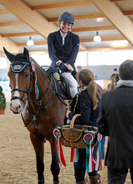 Chiara Fiorina Moser freut sich über Platz eins in der Stilspringprüfung der Klasse A1. © horsesportsphoto.eu