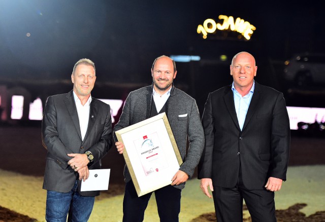 Friedrich Lixl (Georg Pappas Automobil AG) erhielt den Amadeus Award von Veranstalter Josef Göllner (rechts). Gerald Reiter (CEO Mevisto, links) überreichte einen zweikarätigen Edelstein. © Daniel Kaiser