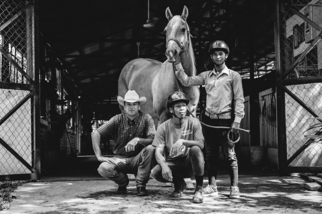 FEI Solidarity Ambassador and Reining athlete Lior Raz (ISR) met with Cambodia’s first Jumping team as part of an FEI Solidarity-funded project run by international horse charity World Horse Welfare. The team went on to compete at the SEA (Southeast Asian) Games in 2013. © FEI/Tom Hoops