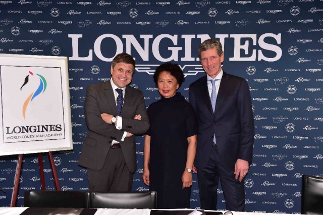 Ludger Beerbaum, deutscher Springreiter und vierfacher Goldmedaillengewinner bei Olympischen Spielen, Juan-Carlos Capelli, Vize-Präsident von Longines und Vorsitzender des Internationalen Marketings, und Jing Li, Vorsitzende von Beijing Dashing Equestrian Cultural CO Ltd., kündigten den Startschuss der Longines World Equestrian Academy an. © LWEA