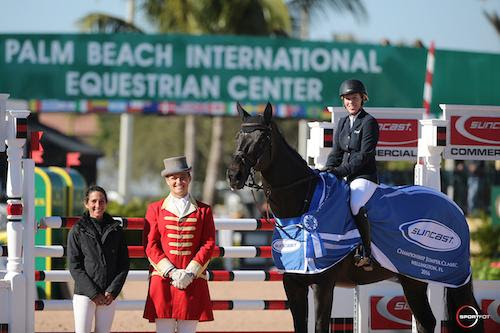 Meredith Michaels-Beerbaum and Unbelievable 5 in their winning presentation with Lauren Tisbo of Suncast®, and ringmaster Christian Craig. © Sportfot