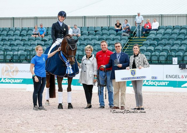 Arlene Page and Woodstock in their presentation ceremony with judge Janet Foy, Allyn Mann of Adequan®, Javiar Bacariza of Yeguada De Ymas, and Sponsorship Coordinator Cora Causemann. © SusanJStickle.com