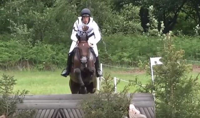 Dirk Schrade, hier auf King Artus, muss in Zukunft auf sein Nachwuchspferd Navarino verzichten. © YouTube