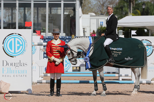 Richard Spooner and Mighty Mouse in their winning presentation with ringmaster Christian Craig. © Sportfot