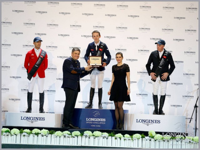 Siegertrophäe Nummer zwei für Bertram Allen in Hong Kong © Tiffany Van Halle for EEM