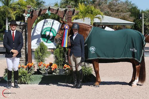 Leslie Campbell and E.L. Raymond in their championship presentation with ringmaster Christian Craig. © Sportfot