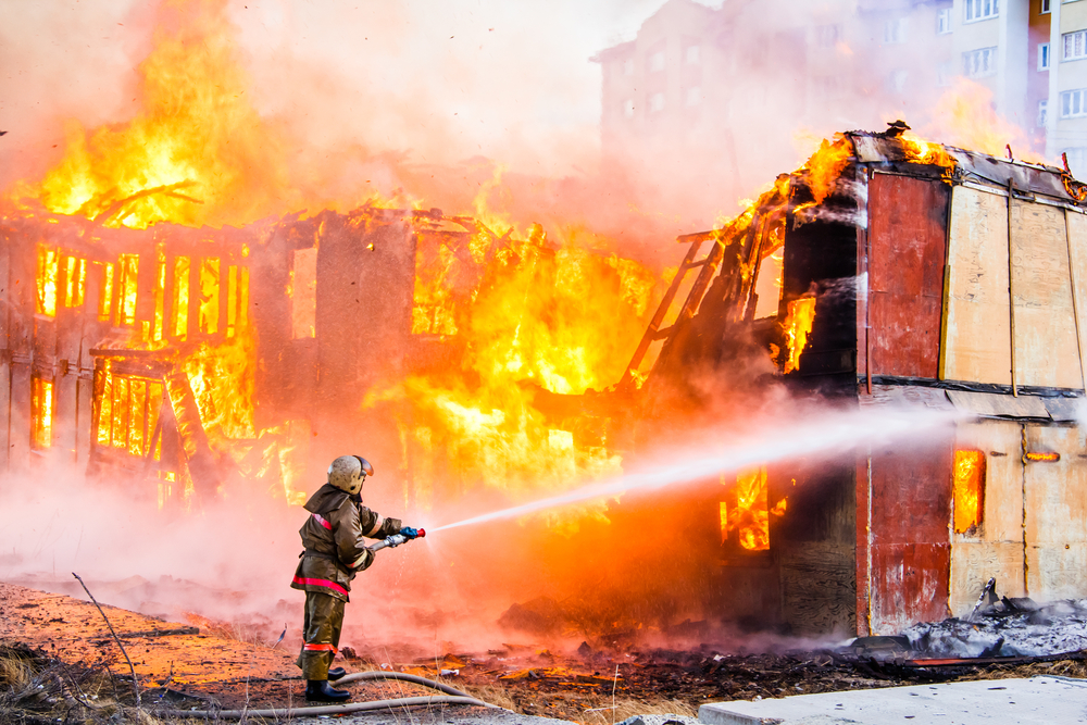 Zahlreiche Gebäude des Bauernhofs wurden vom Feuer zur Gänze zerstört. © shutterstock / Art Konovalov
