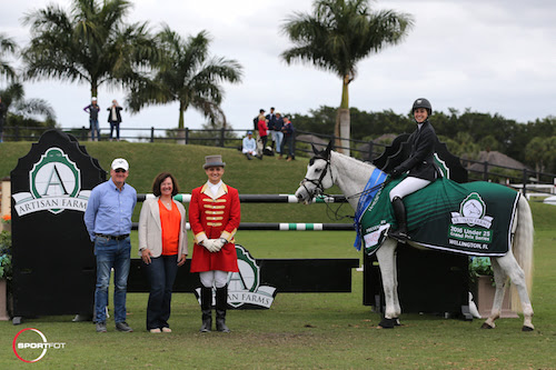 Madison Goetzmann and Wrigley in their winning presentation with Guido Klatte, Carlene Ziegler of Artisan Farms, and ringmaster Christian Craig. © Sportfot