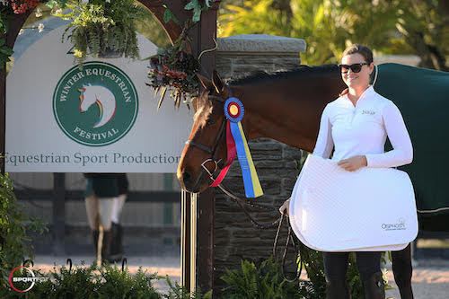 Fonteyn in her championship presentation with Hayley Barnhill. © Sportfot