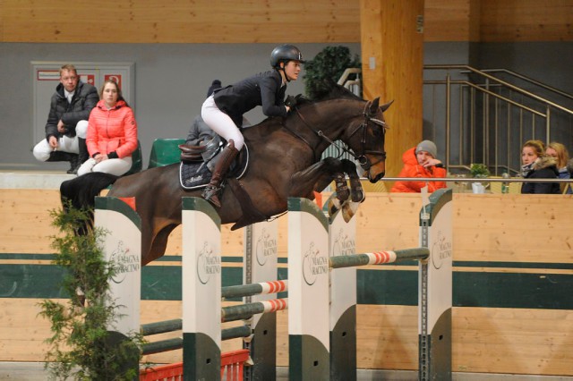 Rosa Schrot und die 13-jährige Holsteiner Stute Takuma T auf dem Weg zum Sieg im Racino Grand Prix. © www.horsesportsphoto.eu