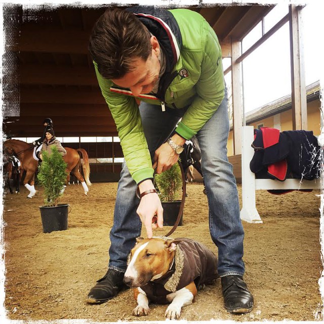 Peter Gmoser vertreibt sich die Wartezeit am CDI Stadl Paura mit seinem Hund. Foto © Michael Rzepa