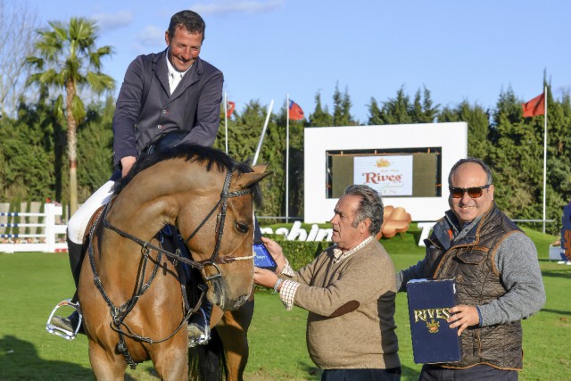 Guy Williams and Golddigger at the presentation ceremony. © www.moisesbasallote.com