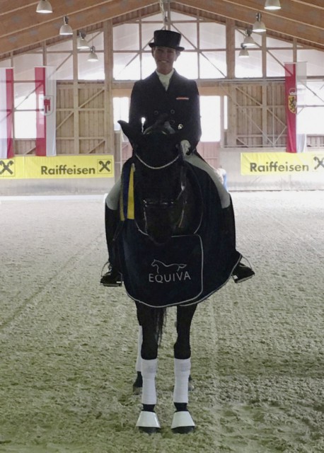 Die strahlende Siegerin Angela Hergeth und Umani 2 bei der Siegerehrung- © Privat