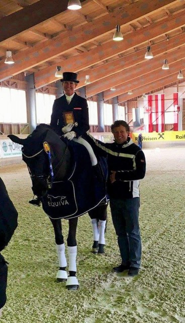Der Präsident des Tiroler Pferdesportverbandes, Klaus Haim, gratulierte Angela Hergeth zum Sieg im Prix St. Georg. Umani durfte ihren Stallkollegen Don Shiraz ob der Startreihenfolge bei der Siegerehrung vertreten. © Privat