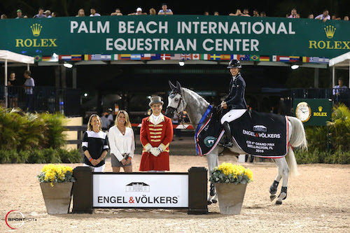 Lauren Hough and Cornet 39 in their winning presentation with Amy Carr and Carol Sollak of Engel & Völkers, and ringmaster Christian Craig. © Sportfot