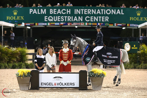 Lauren Hough and Cornet 39 in their winning presentation with Amy Carr and Carol Sollak of Engel & Völkers, and ringmaster Christian Craig. © Sportfot