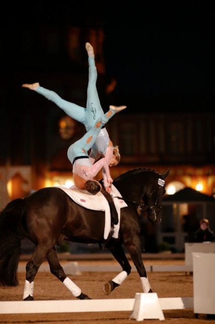 Ein 'Sahnehäppchen' des PfingstTurnier-Programms: die Pas de Deux-Voltigierer. © WRFC/ J. Toffi