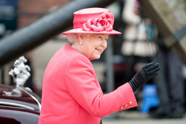 Queen Elizabeth II feiert ihren 90. Geburtstag mit einem rauschenden Fest - und ganz vielen Pferden! © shutterstock / Shaun Jeffers