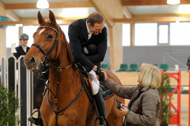 Renate Brosig gratulierte Michael Rösch jun. (NÖ) im Namen des Richterkollegiums zum morgendlichen Sieg im 1,35 m Punktspringen. © horsesportsphoto.eu