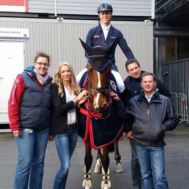 Das Team Kühner mit Stute Electric Touch: v.l. Alex (Pflegerin), Liv Kühner, Max Kühner, Tierarzt Wolfi Wagner und Trainer Markus Beutel. © Max Kühner Sporthorses