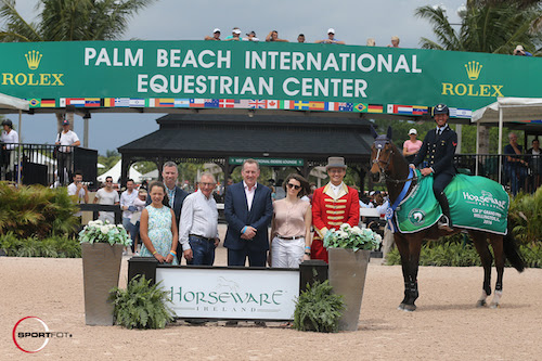 Lorenzo de Luca and Ensor de Litrange LXII in their winning presentation with Jillian Nicholls; Kelly Nicholls, North American Sales Manager of Horseware Ireland; Tom MacGuinness, CEO of Horseware Ireland; Cieran Herr, COO of Horseware Ireland; Alex Calder, Marketing Manager of Horseware Ireland; and ringmaster Christian Craig © Sportfot