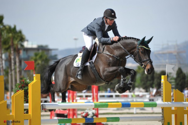 Clem Mcmahon gewinnt das Finale der 6jährigen Pferde mit Hilton Alibi. © Hervé Bonnaud