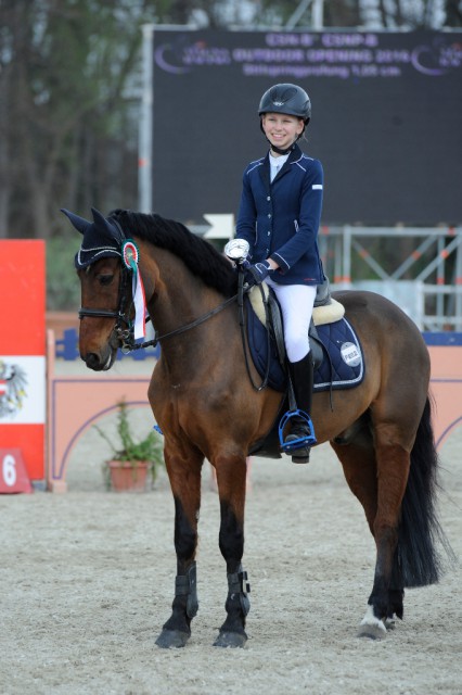 Strahlende Siegerin: Carla Daimer (NÖ) gewann auf Bronti in der Stilspringprüfung über 1,05 m. © horsesportsphoto.eu