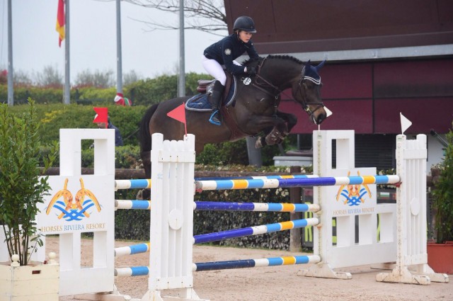 Nachwuchstalente unter sich: Transpofix Teamreiterin Ann-Kathrin Hergeth und ihre 7-jährige Stute Cassina punkten in San Giovanni (ITA). © Sasso Fotografie