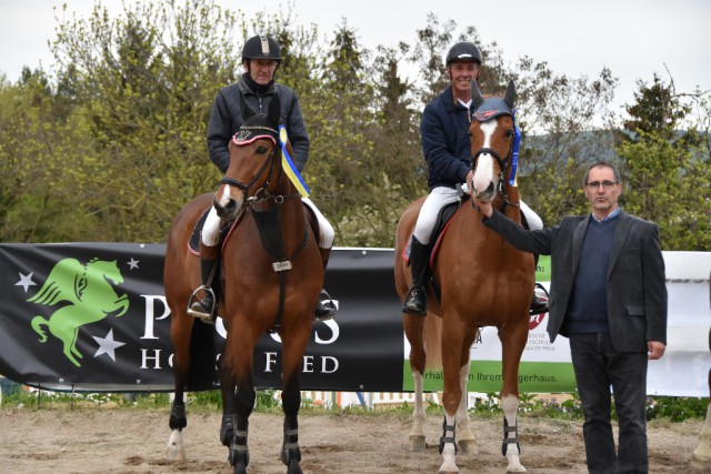Sponsor Konrad Stenzl (PEGUS Horsefeed) mit Sieger Christian Schranz und dem drittplatzierten Alfred Fischer (v.r.) © NOEPS