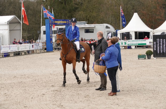 Leonie Peeters mit Sunny Girl bei der Siegerehrung. © R. Hindelang