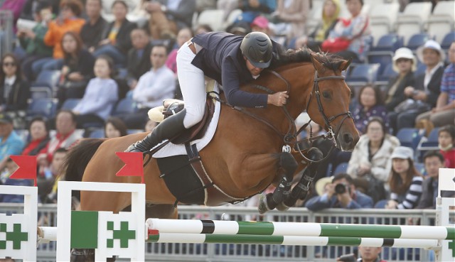 New York, owned by Jennifer Gates, and Jack Towell were a class of their own in friday's biggest class in Shanghai. © LGCT/Stefano Grasso