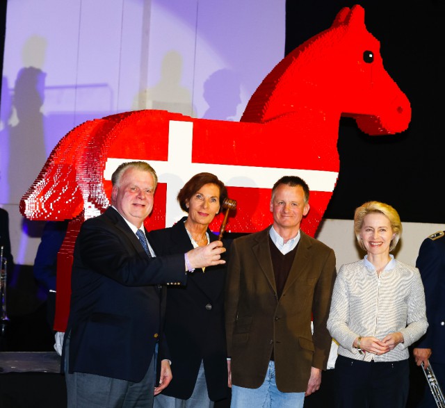 Versteigerung des LEGO-Pferdes: V.l. Auktionator Uwe Heckmann, Gudrun Bauer, Uwe Schmitz und Bundesverteidigungsministerin Ursula von der Leyen. © Presseaussendung DKB