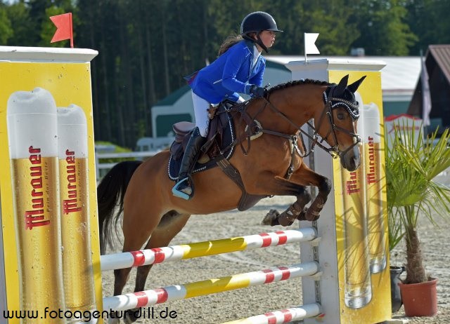 Toll gemacht! Lisa-Maria Arvai (S) und Megan wurden im Pony Stilspringen über 85 cm Zweite. © Fotoagentur Dill