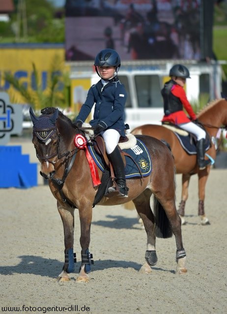 Emma Bachl (GER) eifert ihrem Papa Tobias fleißig nach und gewann mit Reino das Pony Stilspringen über 60 cm. © Fotoagentur Dill