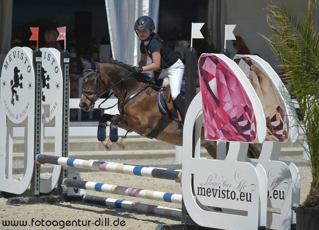 Für Emma Bachl (GER) und Reino gab es Platz zwei im Pony Stilspringen. © Fotoagentur Dill