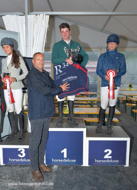 Gerald Markel (R34 Immobilienbesitz GmbH) überreicht dem Sieger vom Junioren und Young Rider Opening um den Preis von R34 die Siegerdecke. © Fotoagentur Dill