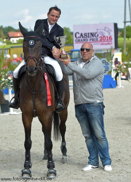Veranstalter Josef Göllner gratuliert Roland Englbrecht (OÖ) zum Sieg in der Qualifikation zum Casino Grand Prix powered by MUKI. © Fotoagentur Dill