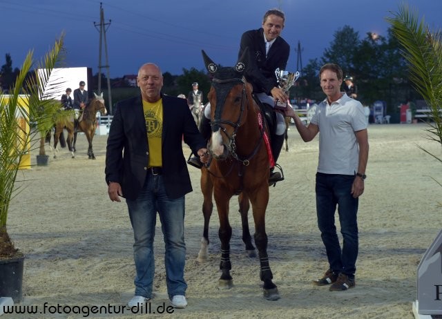 Roland Englbrecht (OÖ) nimmt im Sattel von Loki Doki die Glückwünsche von Josef Göllner (horsedeluxe event GmbH) und dem Sponsorvertreter der Pappas Gruppe entgegen. © Fotoagentur Dill