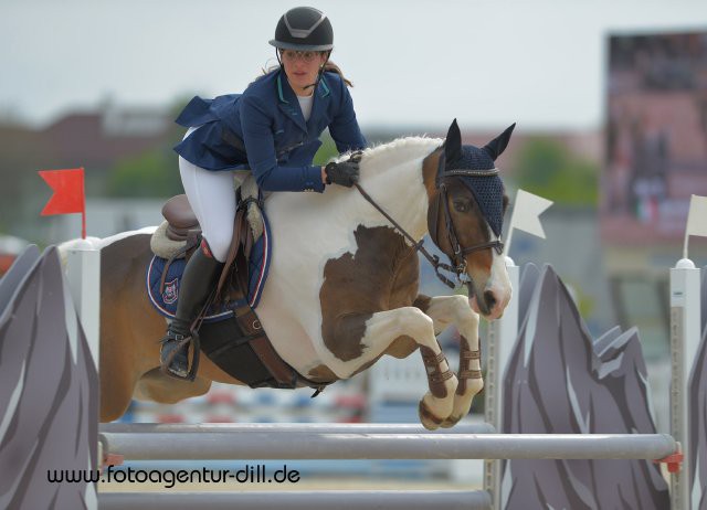Mister Tagoat und Benedetta Failla am Sprung zum Sieg in der Pony Tour. © Fotoagentur Dill