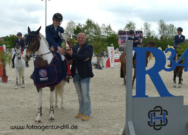 Für Bendetta Failla (ITA) und Mister Tagoat gab es von Josef Göllner (SRC Lamprechtshausen/horsedeluxe event GmbH) die Siegertrophäe der Pony Tour. © Fotoagentur Dill