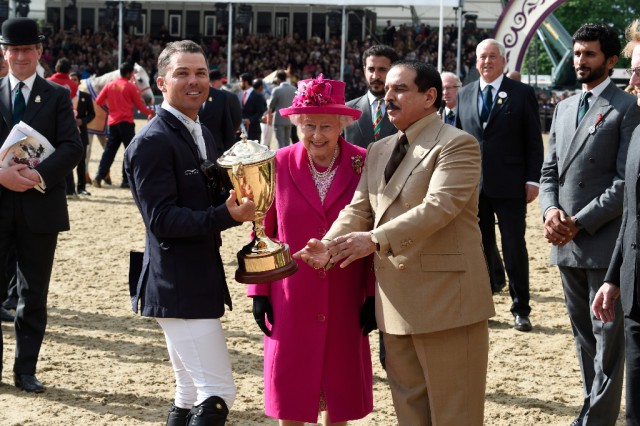 Kent Farrington proudly at the prize giving ceremony with the Queen. © Kit Houghton