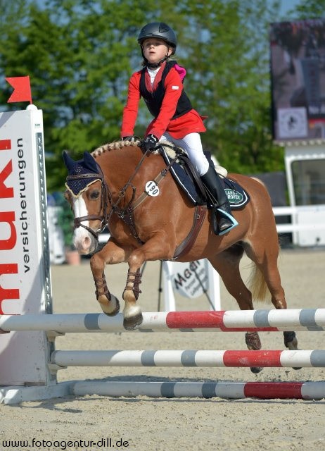 Mit Grace konnte Ava Ferch (GER) den dritten Platz im Pony Stilspringen über 60 cm holen. © Fotoagentur Dill