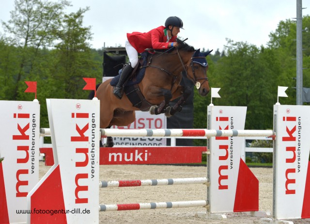 Filippo Garzilli (ITA) und Adelscot am Sprung zum Sieg in der R34 Young Rider Tour. © Fotoagentur Dill