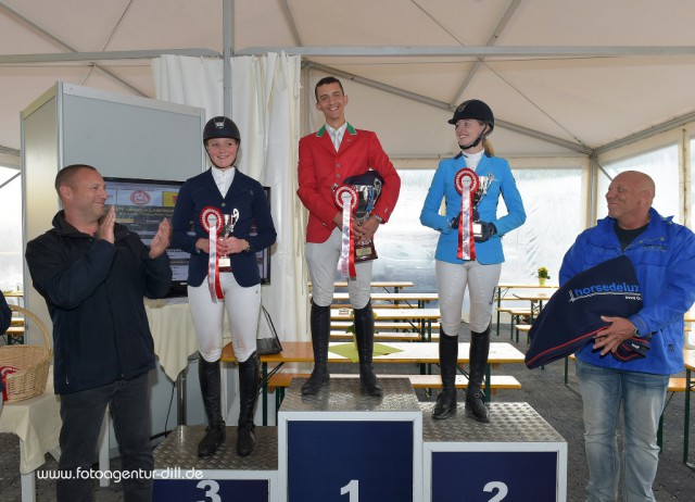 Strahlende Gesichter am Podium der R34 Young Rider Tour: Sieger Filippo Garzilli (mitte) wird von Theresa Ripke (GER/rechts) und Laura Sutterlüty (AUT/links) sowie Gerald Markel (R34) und Veranstalter Josef Göllner flankiert. © Fotoagentur Dill