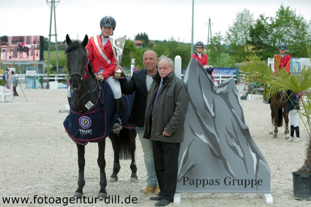 Mit Carlton Wonder gewann Martina Giordano (ITA) den Pony Grand Prix powered by Pappas. Josef Göllner (horsedeluxe event GmbH) und Ing. Franz Kager (Sportdirektor OEPS) gratulierten. © Fotoagentur Dill